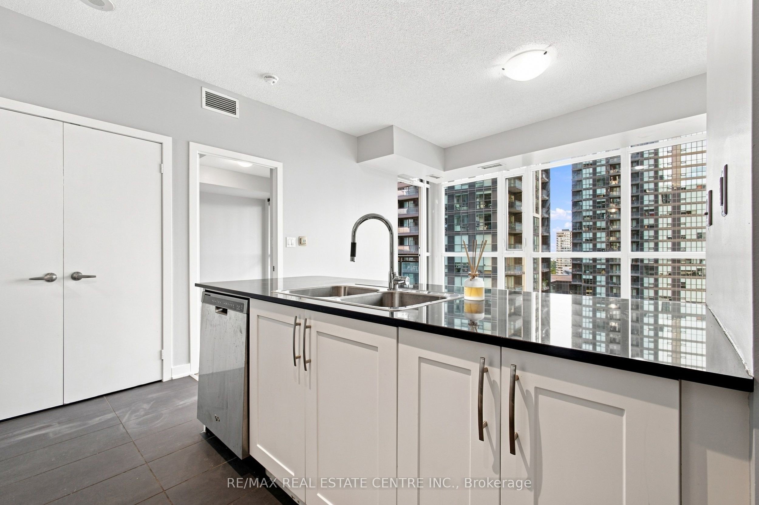 1103-4065-brickstone-mews-mississauga-W13697476-16-p 1103 – 4065 Brickstone Mews
