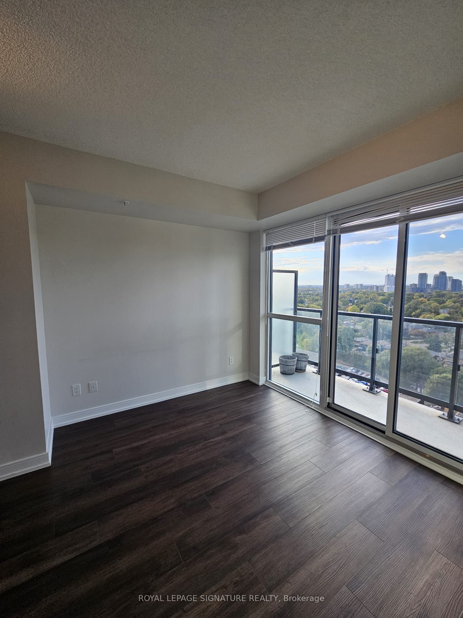 1603-20-thomas-riley-road-toronto-W12828638-4 1603 – 20 Thomas Riley Road