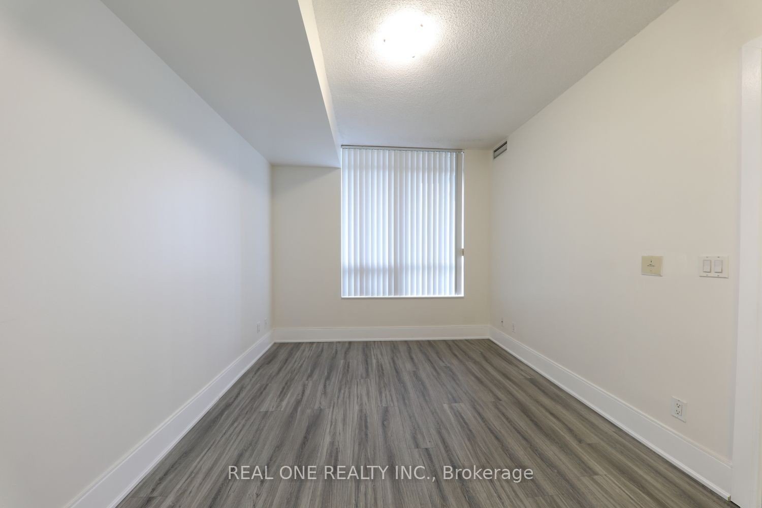 2708 – 330 Burnhamthorpe Road W