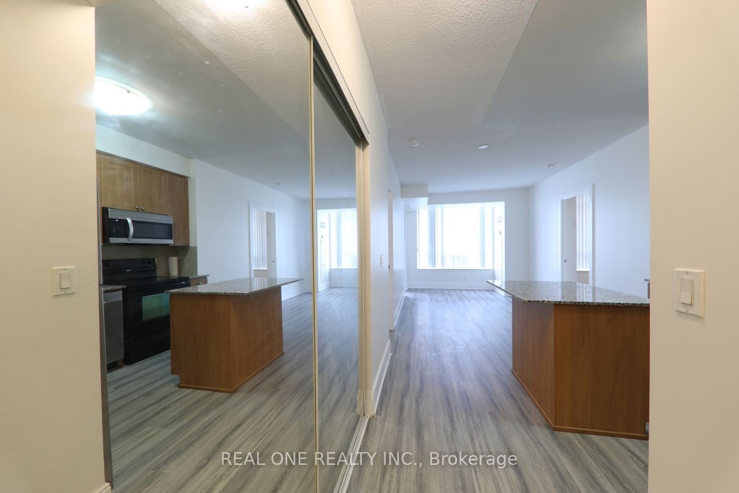 2708 – 330 Burnhamthorpe Road W