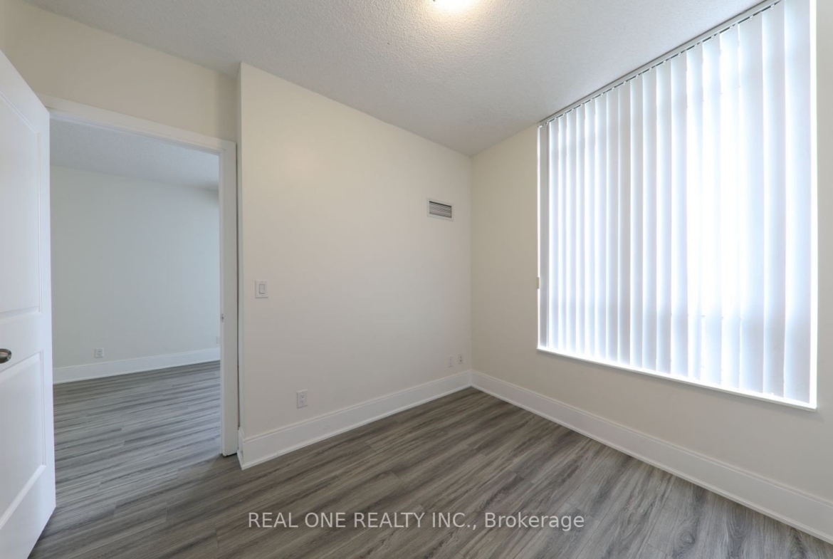 2708 – 330 Burnhamthorpe Road W