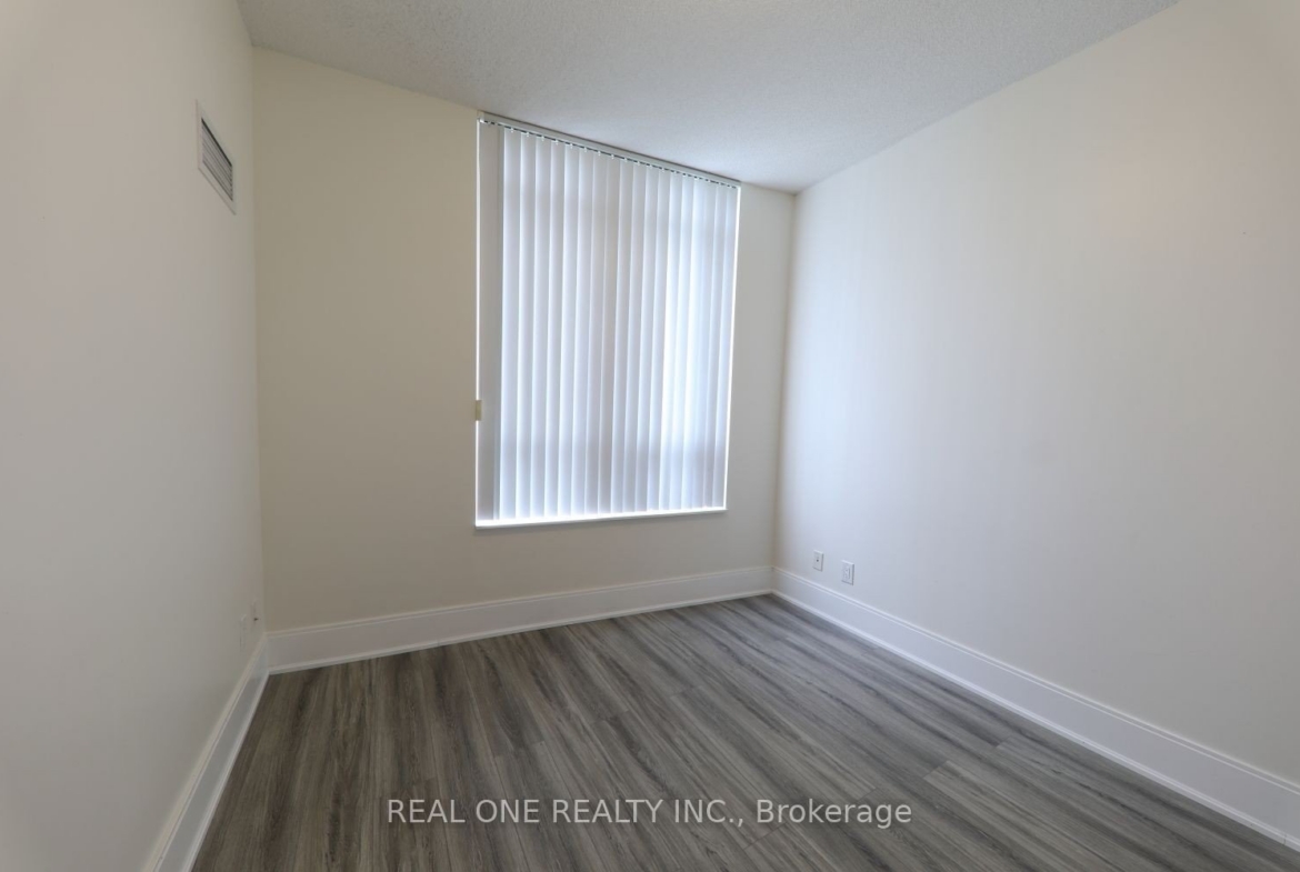 2708 – 330 Burnhamthorpe Road W