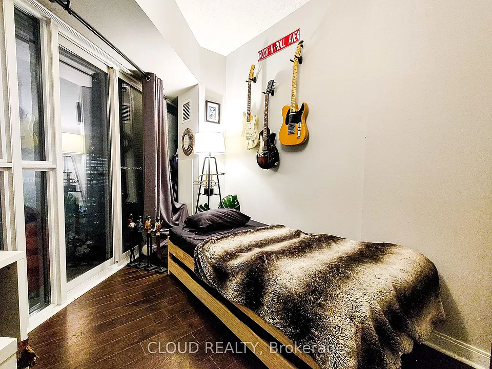 1608 50 Absolute Ave