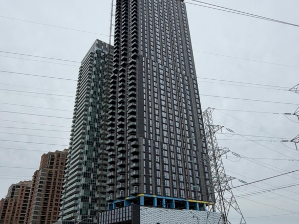 912 – 5241 Dundas St W